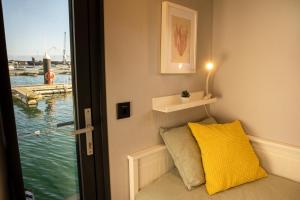 卡利亚里The Homeboat Company Sant'Elmo-Cagliari的带黄色枕头的窗户的房间