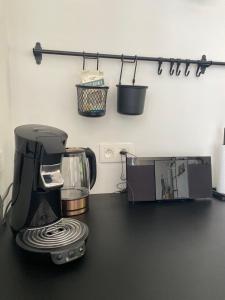 洛默尔Vakantiehuis Zand7的厨房柜台配有搅拌机和烤面包机