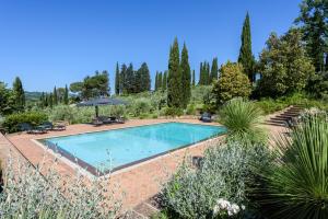 StradaVilla San Gimignano View的花园内的游泳池