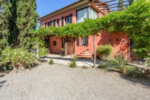 StradaVilla San Gimignano View的前面有花园的红色房子