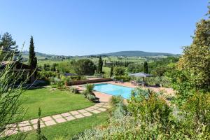StradaVilla San Gimignano View的享有带游泳池的花园的外部景色