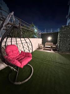 安曼Stylish Luxe Apartment的摆在院子顶上的摆椅