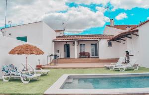 TrigachesCasa da Espiga - Alentejo的一座房子,设有游泳池、椅子和遮阳伞