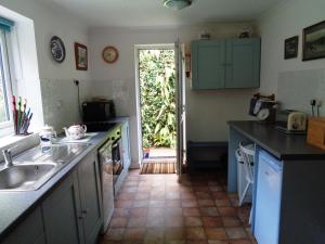 福伊Jordan Cottage的厨房配有水槽和台面