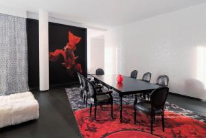 波恩波恩卡梅哈大酒店的一间用餐室,配有黑色的桌子和椅子