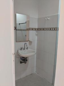 卡塔赫纳Maos flats的一间带水槽和镜子的浴室