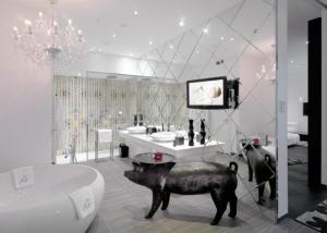 波恩波恩卡梅哈大酒店的带浴缸的浴室以及带牛雕像的大浴室。