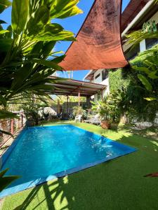 奎波斯城Villas Jacquelina的一座房子的院子内的游泳池