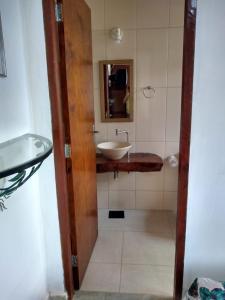 圣托梅-达斯莱特拉斯Chalés Excalibur的一间带水槽和镜子的浴室