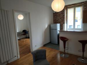 南希Bel appartement proche tous commerces的一间带酒吧的客厅和一间厨房