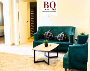 布赖代البندقية للخدمات الفندقية BQ HOTEL SUITES的客厅配有绿色沙发和茶几
