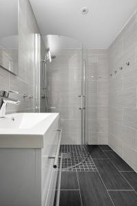 卑尔根Bohemian的白色的浴室设有水槽和淋浴。