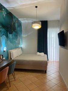 那不勒斯Le Corti del Re的一间卧室设有一张床和蓝色的墙壁