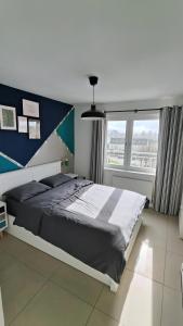 格拉斯哥La Casita, Your Home Away from Home - Free Parking的一间卧室设有一张大床和一个大窗户