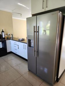 曼齐尼Dollar Zone的厨房配有大型不锈钢冰箱