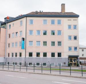 林雪平VICI HOTELS Linköping - Hotell Stångå的道路一侧的建筑物