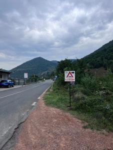SviniţaCabane A-Frame Svinița的路旁的警告标志