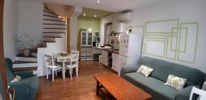 加利扎纳Apartments Demori的厨房以及带沙发和桌子的客厅。