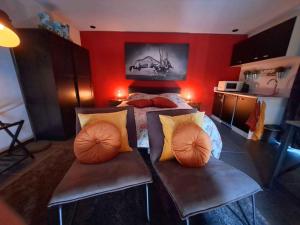 芬洛B&B De Voort Venlo的一间卧室设有一张床和红色的墙壁