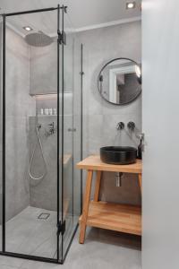 约阿尼纳Hypnos Cozy Living的带淋浴、水槽和镜子的浴室