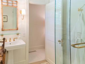 哈勃岛Eleven Bahama House的带淋浴和盥洗盆的浴室