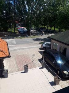 比耶利纳Apartman Break 2的停在房子旁边的车道上的黑色汽车