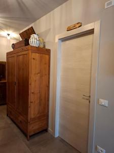 卢卡Gli Ulivi Rooms的衣柜设有木门和木柜