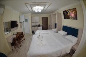 伊斯坦布尔İkbal Apart Hotel Old Town的酒店客房带两张床和厨房