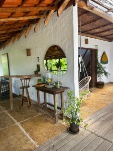 阿廷斯Jandaia Atins的室外客房设有桌子和木桌。