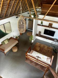 阿廷斯Jandaia Atins的享有高空美景,设有带长凳和电视的客厅。