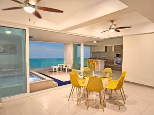 通苏帕Departamentos frente al mar Resort Playa Azul的海景用餐室