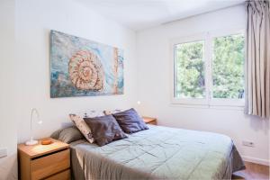 卡达克斯皮安克公寓的卧室配有一张床,墙上挂有绘画作品