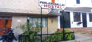 阿亚库乔Hostal Perlaschallay的医院前的标志