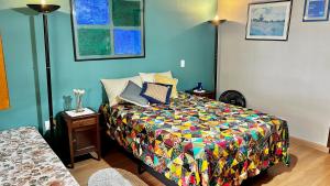 索科罗Suite de casa de campo的一间卧室配有一张带五颜六色棉被的床