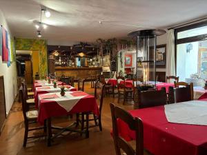 奥亨Hotel El Refugio de Juanar的餐厅配有桌椅和红色桌布