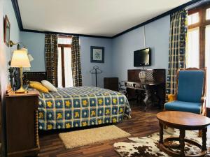 奥亨Hotel El Refugio de Juanar的一间卧室配有一张床、一张桌子和一把椅子