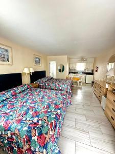 怀尔德伍德Sea Kist Motel的一间卧室配有一张大床和色彩缤纷的毯子