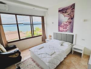 ŠirokaIart Residence的卧室设有白色的床和大窗户