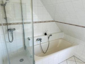 诺德施泰特Doppelhaushälfte nahe Flughafen Hamburg的带淋浴和浴缸的浴室