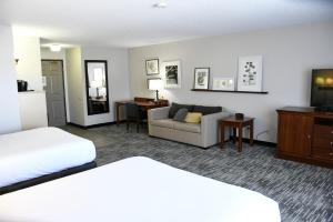 道奇堡爱荷华州道奇堡雷迪森乡村套房酒店的酒店客房,配有床和沙发
