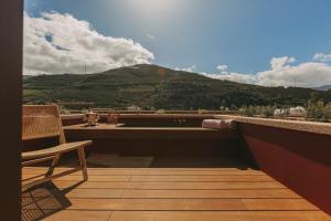 比索达雷加Torel Quinta da Vacaria - Douro Valley的山景阳台(带椅子)