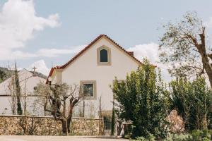 比索达雷加Torel Quinta da Vacaria - Douro Valley的白色的房子,有栅栏和树木