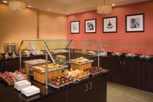 华盛顿DoubleTree by Hilton Pittsburgh - Meadow Lands的在酒店客房内的自助餐,展示食物
