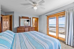 罗丹特7042 - Whistling Oyster by Resort Realty的一间卧室配有一张床,享有海景