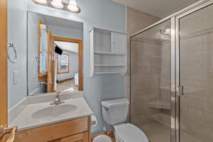 罗丹特7042 - Whistling Oyster by Resort Realty的浴室配有卫生间、盥洗盆和淋浴。