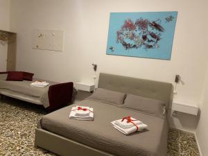 阿尔盖罗Rossocorallo Rooms的一间卧室配有两张红色弓床