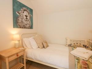 波士顿Holt House的卧室配有一张床和一张羊的照片