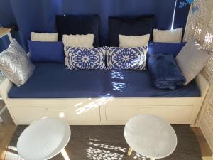 CanyamásSpa Ibiza Dosrius的客房内的蓝色沙发,配有两把白色椅子