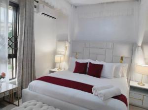 Elma Executive Suites - Milimani Kisumu, 3 BDR客房内的一张或多张床位