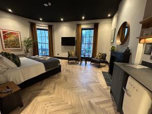 切尔滕纳姆Crescent Place的一间卧室设有一张床和一间客厅。